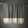 Coperta Hela con frange grigio scuro e beige