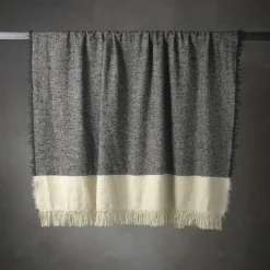 Coperta Hela con frange grigio scuro e beige