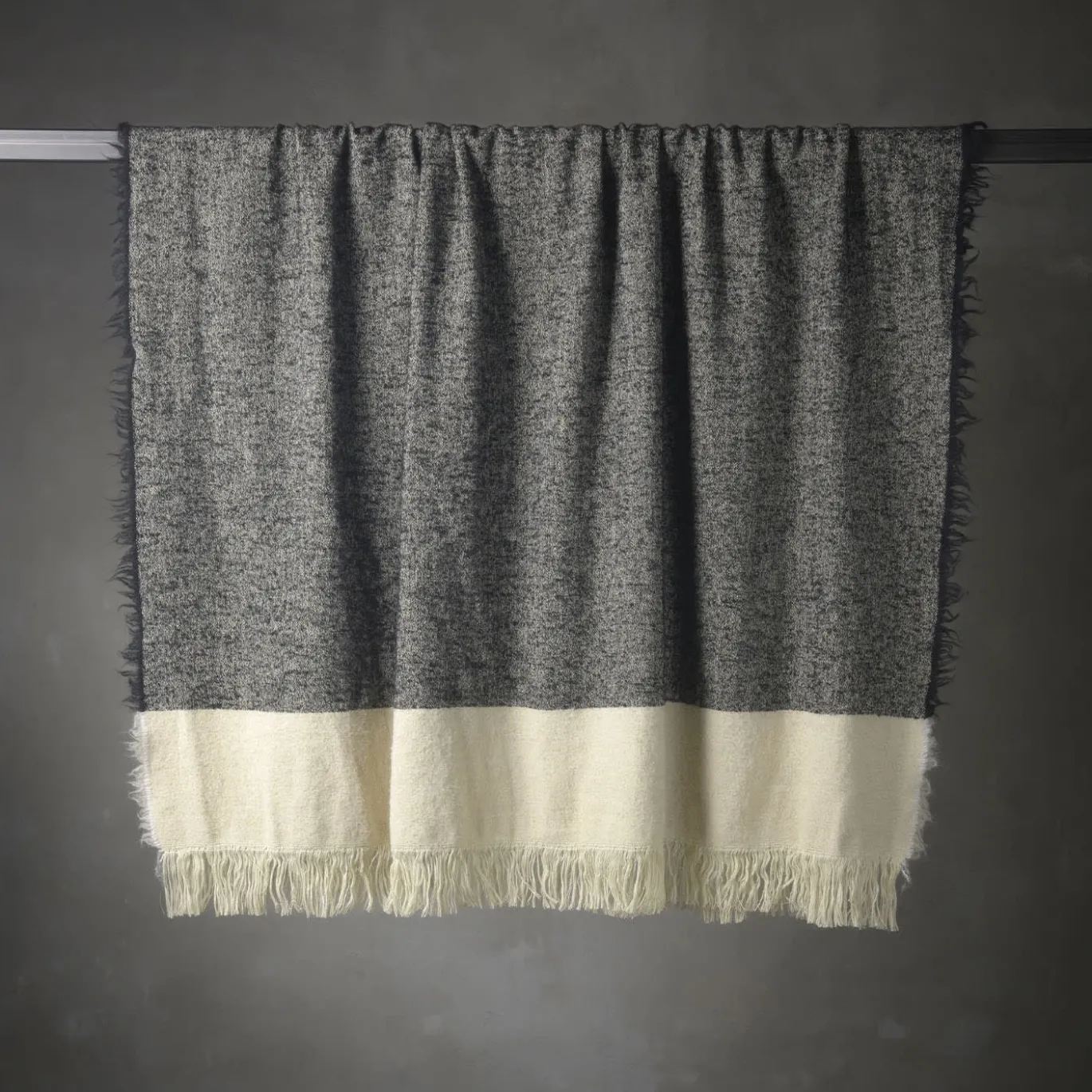 Coperta Hela con frange grigio scuro e beige