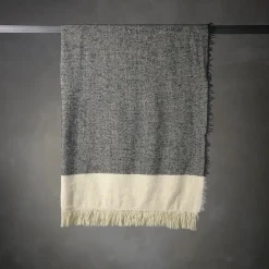 Coperta Hela con frange grigio scuro e beige