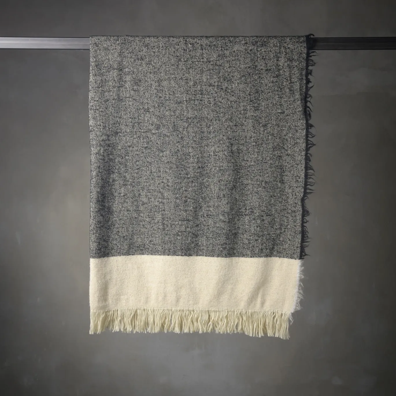 Coperta Hela con frange grigio scuro e beige