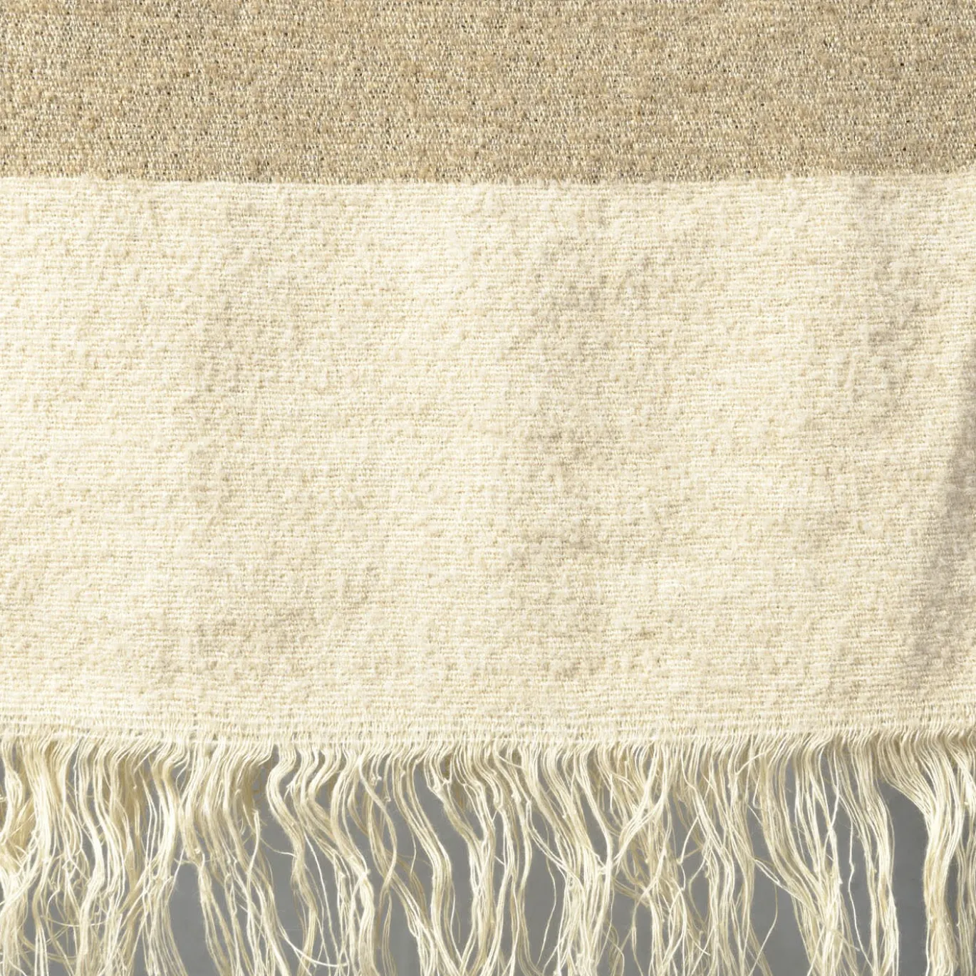 Coperta Hela con frange sabbia e beige