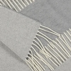 Coperta piccola grigia con frange Defilé