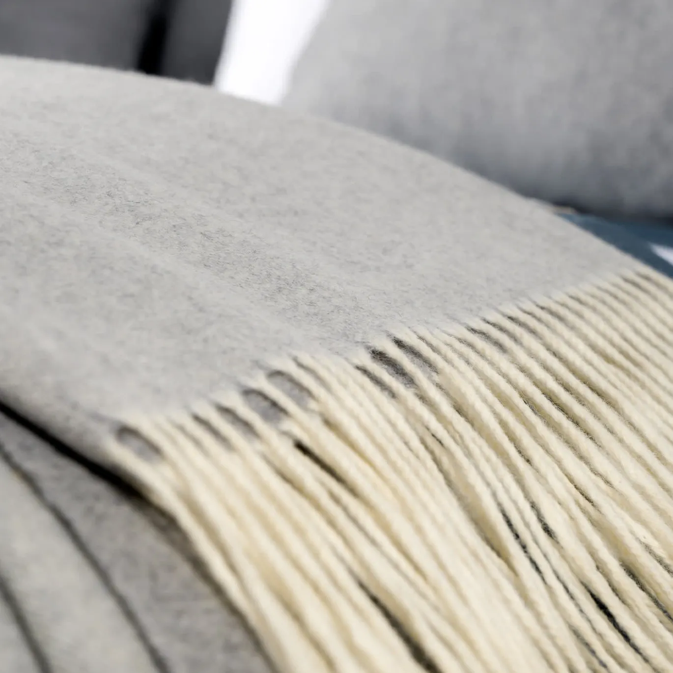 Coperta piccola grigia con frange Defilé