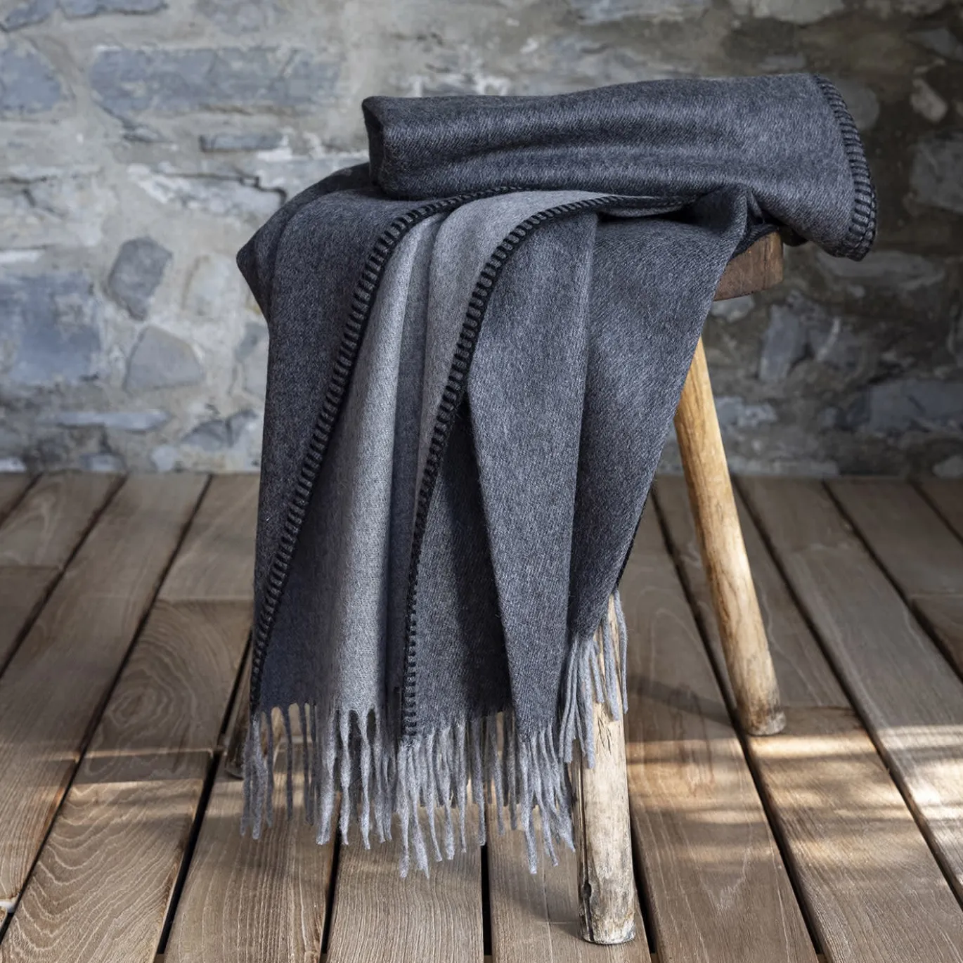 Coperta piccola Melrose con frange grigie