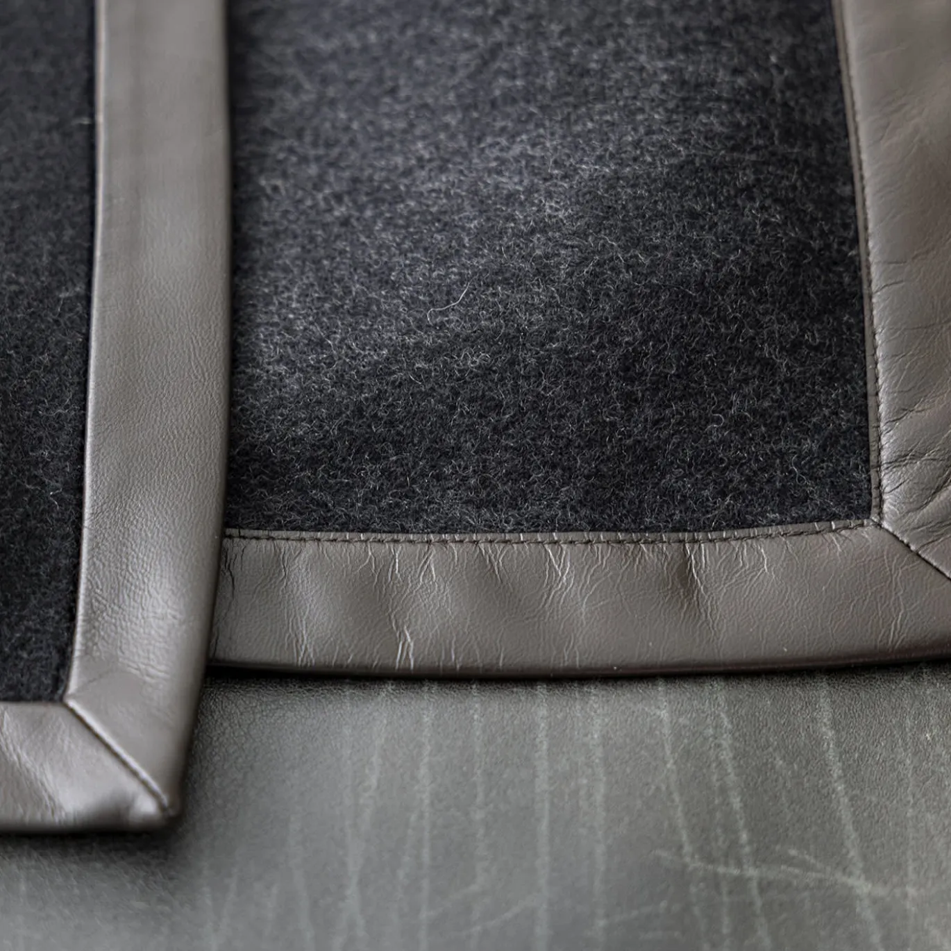 Coperta piccola nera con orlo in pelle Salon
