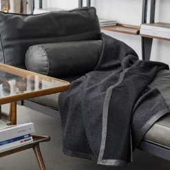 Coperta piccola nera con orlo in pelle Salon