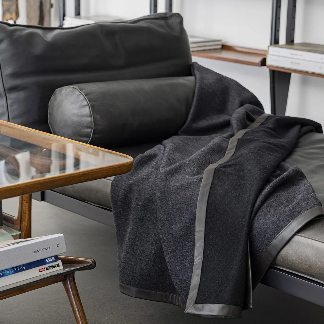 Coperta piccola nera con orlo in pelle Salon