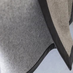 Coperta piccola Salon con orlo in pelle grigio chiaro