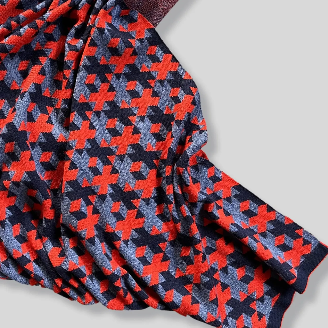 Coperta Plaid Lana 01 a motivi rossi e grigi di Giulio Iacchetti