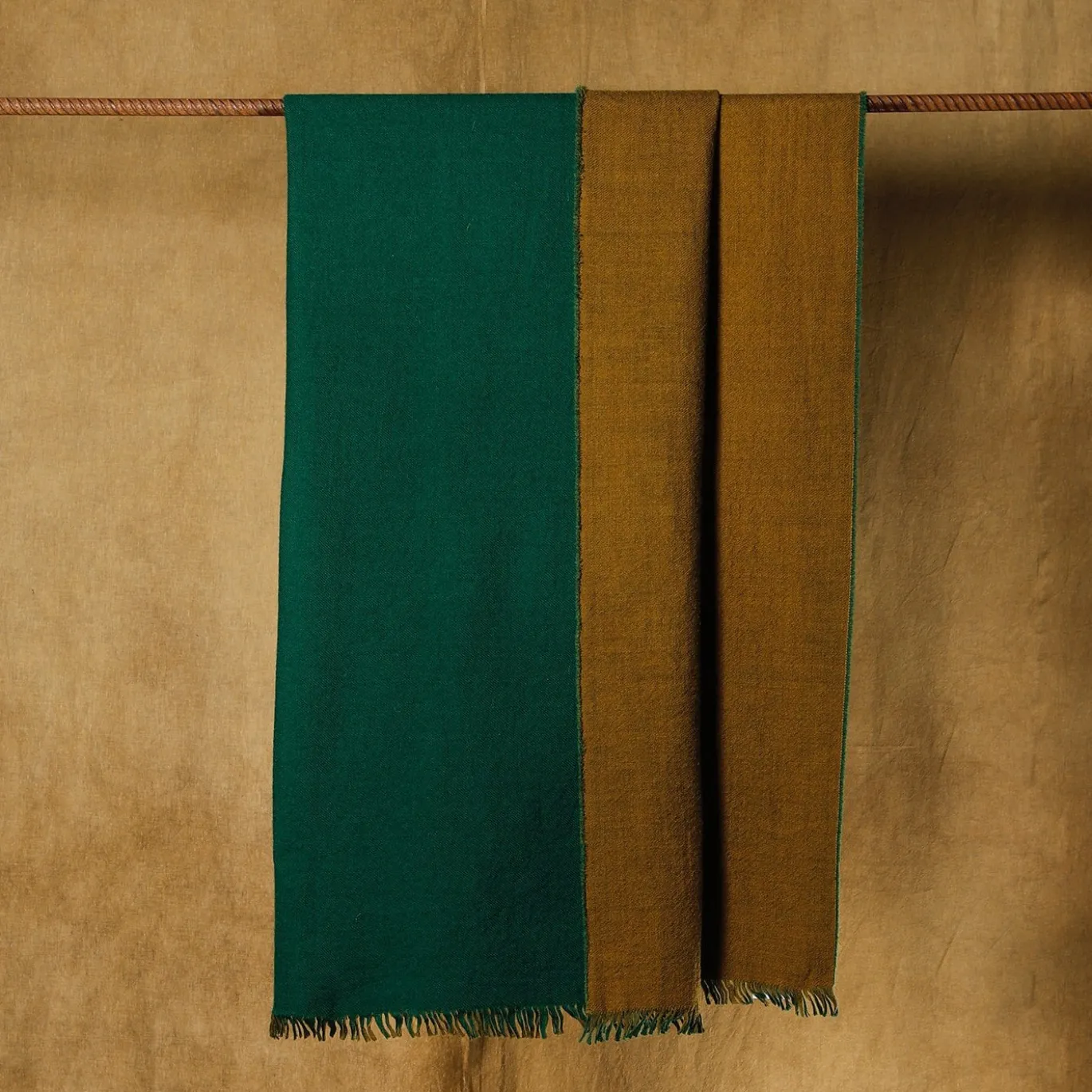 Coperta Presagio in lana double-face verde e marrone