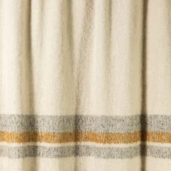 Coperta Solitudine a righe con frange in tonalità neutra