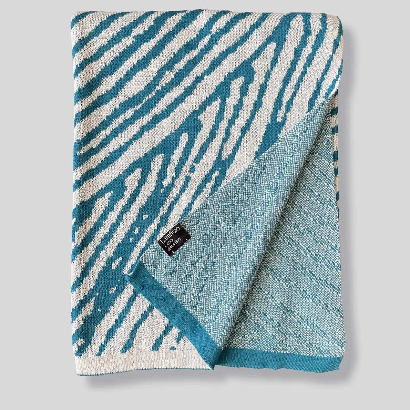 Coperta Tratto Bio Teal & White di Emilio Salvatore Leo
