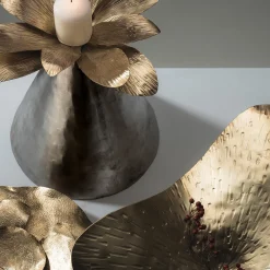 Coppa decorativa in ottone a petali d'oro Magnolia di Debonademeo