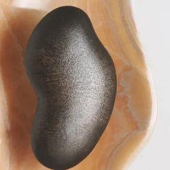 Coppia di Applique Oyster in onice e bronzo martellato