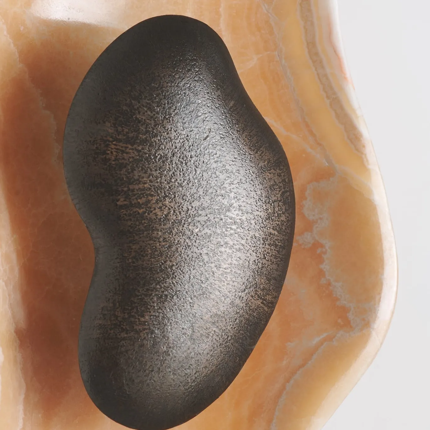 Coppia di Applique Oyster in onice e bronzo martellato