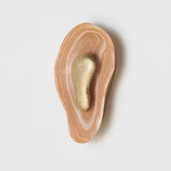 Coppia di Applique Oyster in onice e ottone martellato