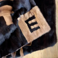 Copriletto Intarsia in pelliccia di visone nero e beige chiaro