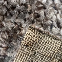 Copriletto Màrmora in pelliccia di marmotta grigia