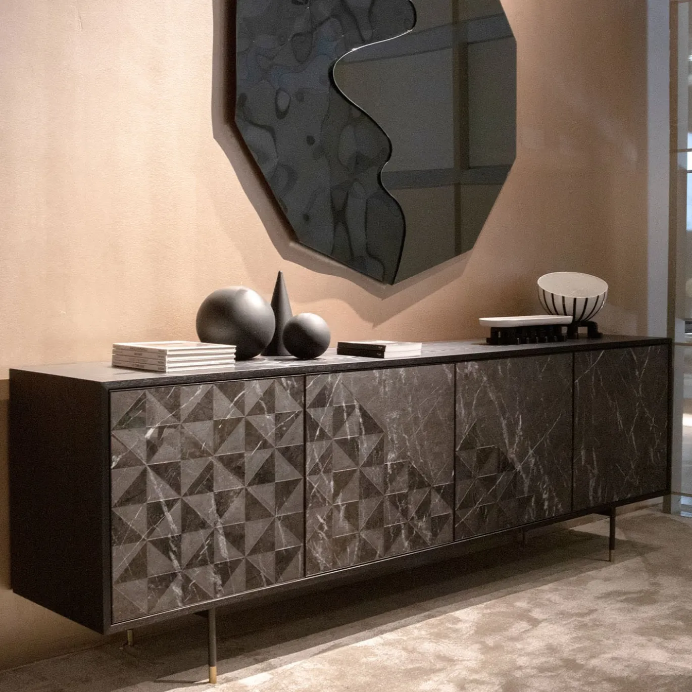 Credenza Apogeo a 4 ante in marmo grigio Carnico