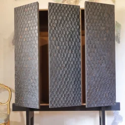 Credenza a Tre Ante in legno nero con dettagli metallici e base in metallo bronzato