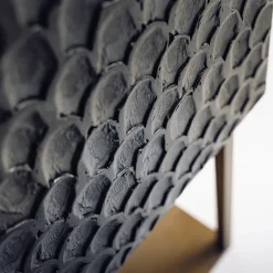 Credenza a Tre Ante in legno nero con dettagli metallici e base in metallo bronzato