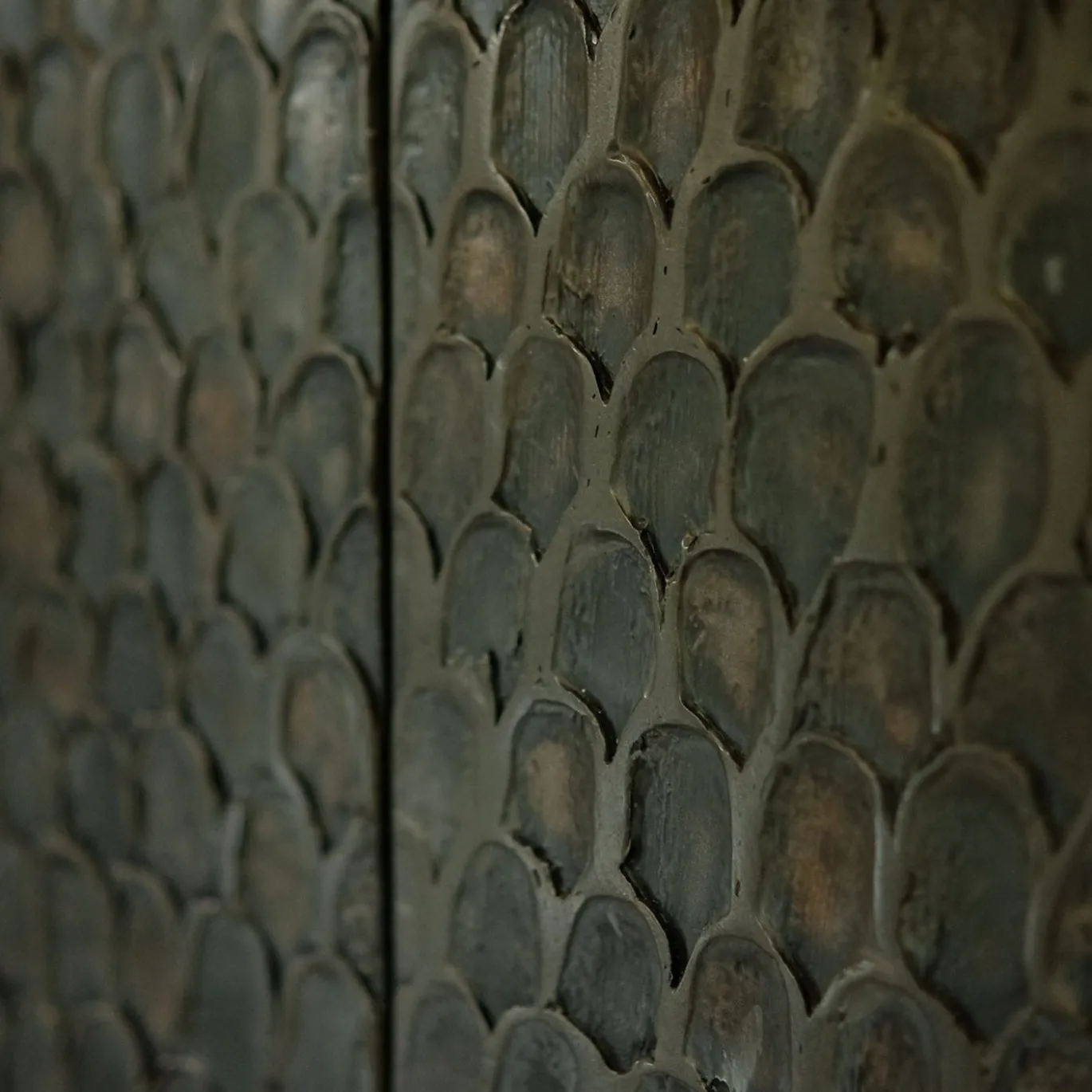 Credenza a Tre Ante in legno nero con dettagli metallici e base in metallo bronzato