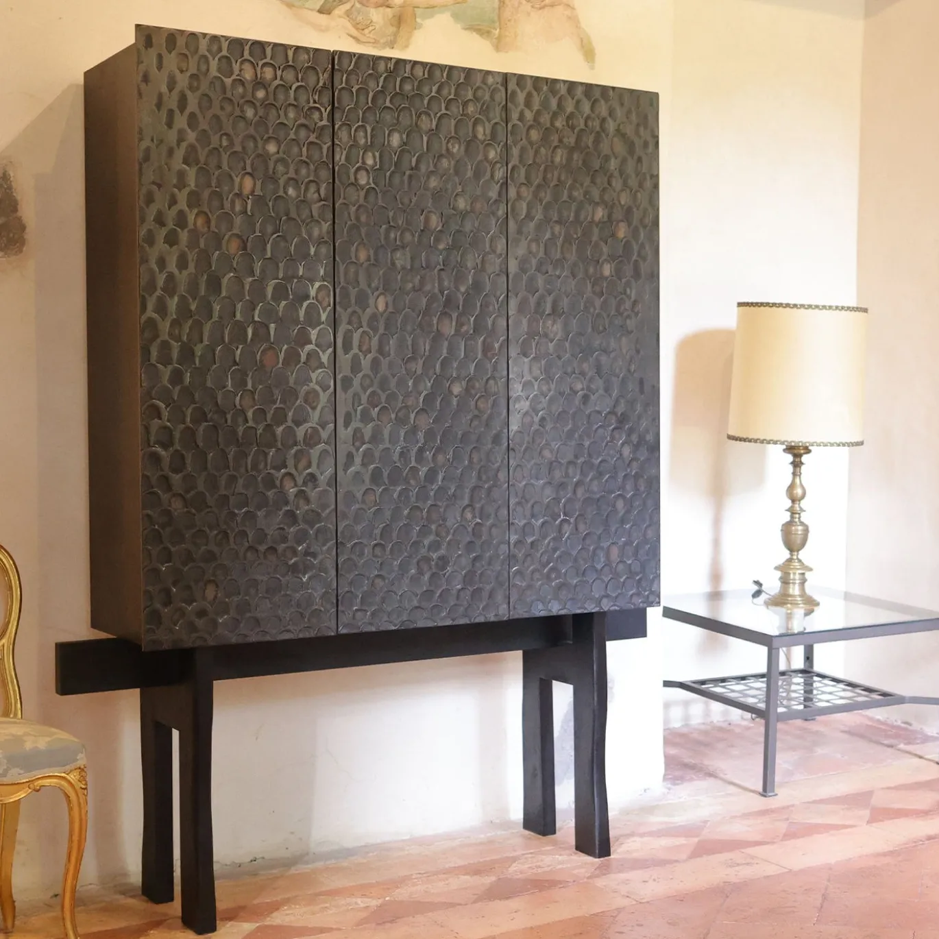 Credenza a Tre Ante in legno nero con dettagli metallici e base in metallo bronzato