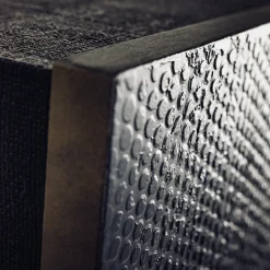 Credenza a Tre Ante in Legno Rivestito in Tela Nera e Base in Metallo Bronzato