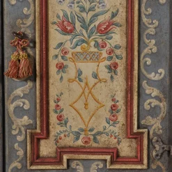 Credenza barocca del XVIII secolo in stile tirolese con decorazioni floreali