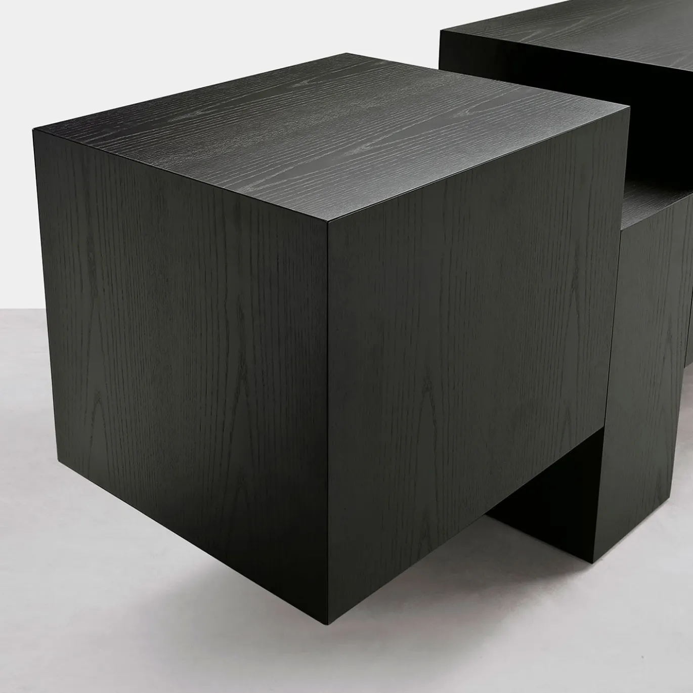 Credenza Dolmen in frassino nero di Dainelli Studio
