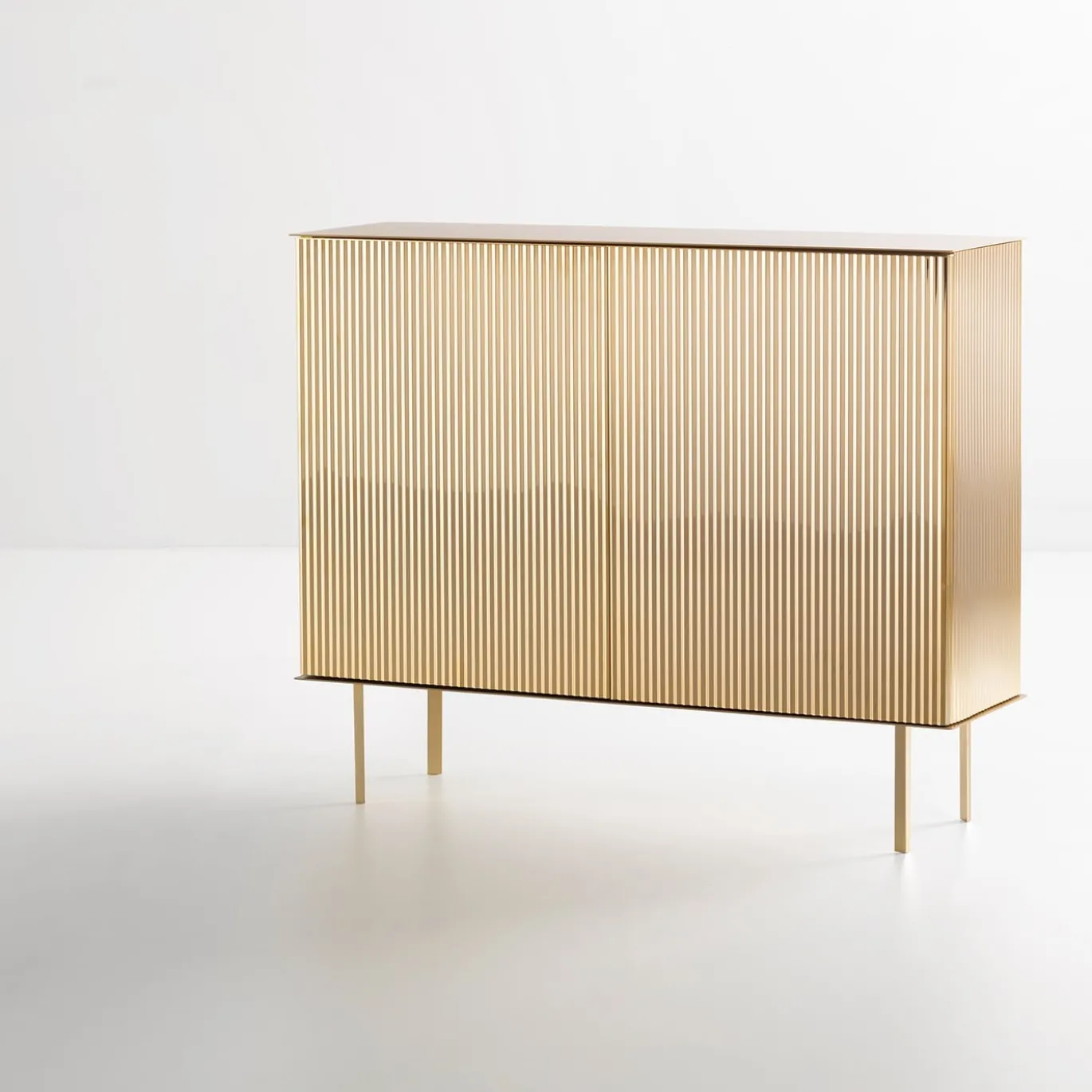 Credenza Elizabeth in ottone lucido di Nathalie Dewez