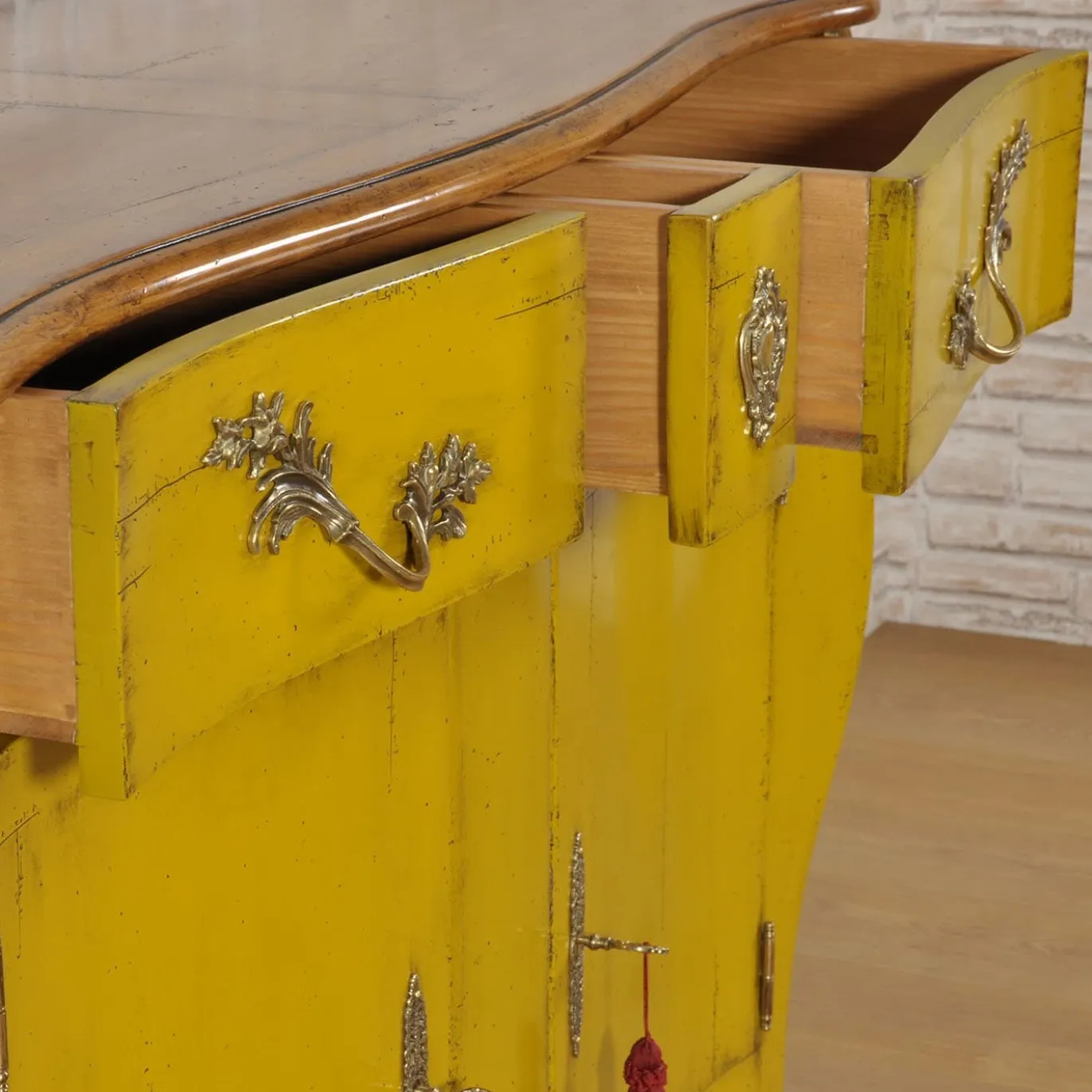 Credenza gialla in stile veneziano Venezia '700 Luigi XV