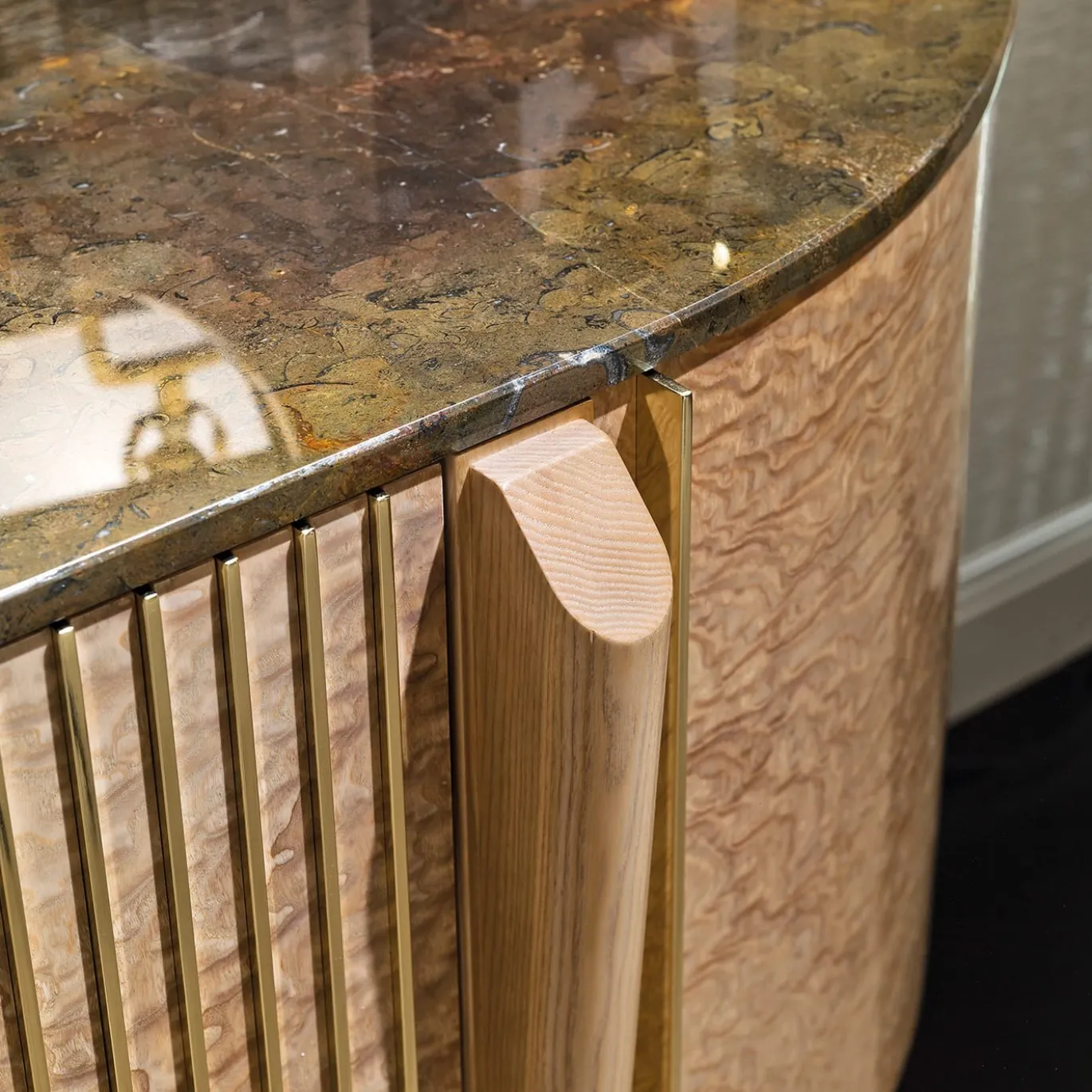 Credenza in legno e marmo Terra di Siena di Tamo