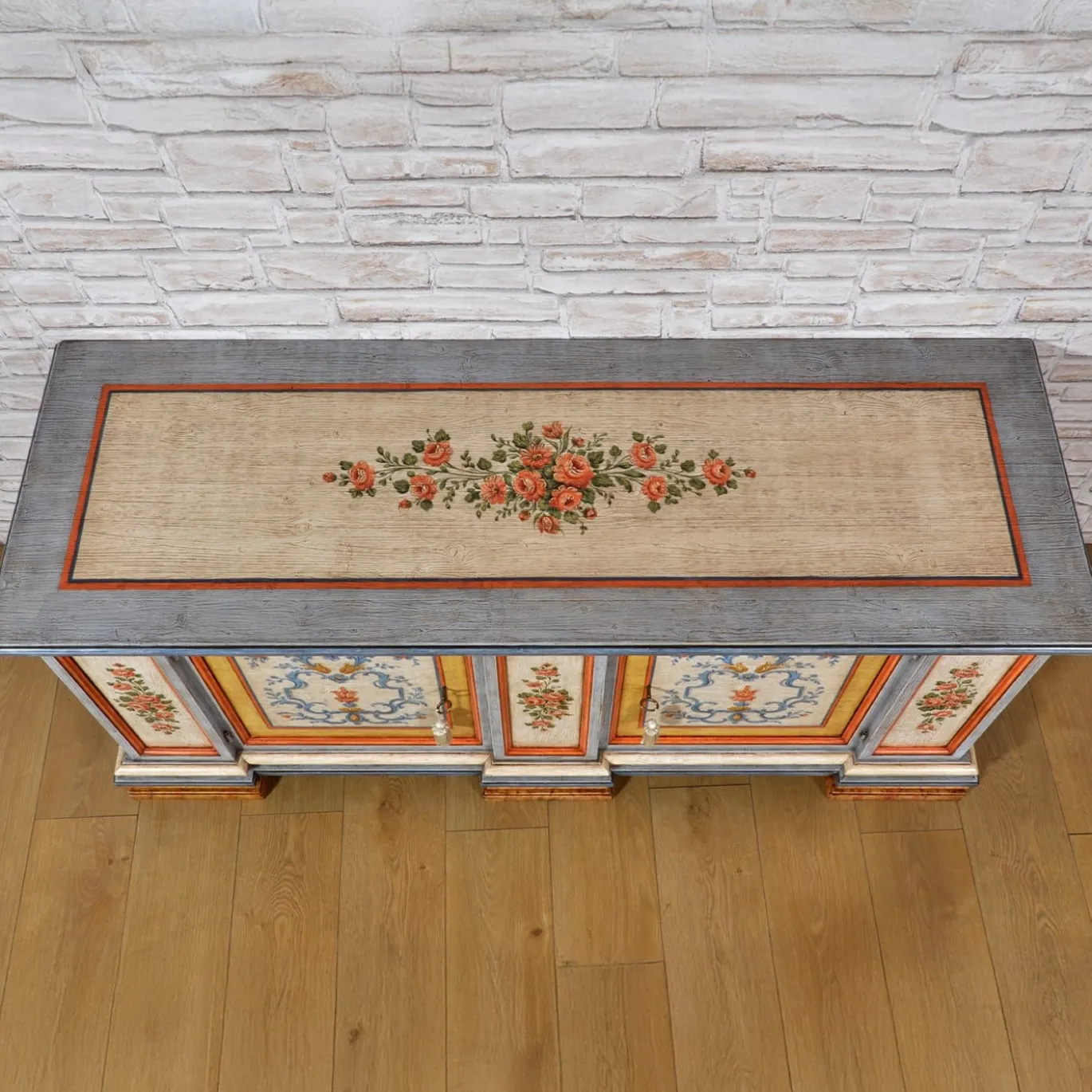Credenza in Legno In Stile Tirolese Dipinta a Mano