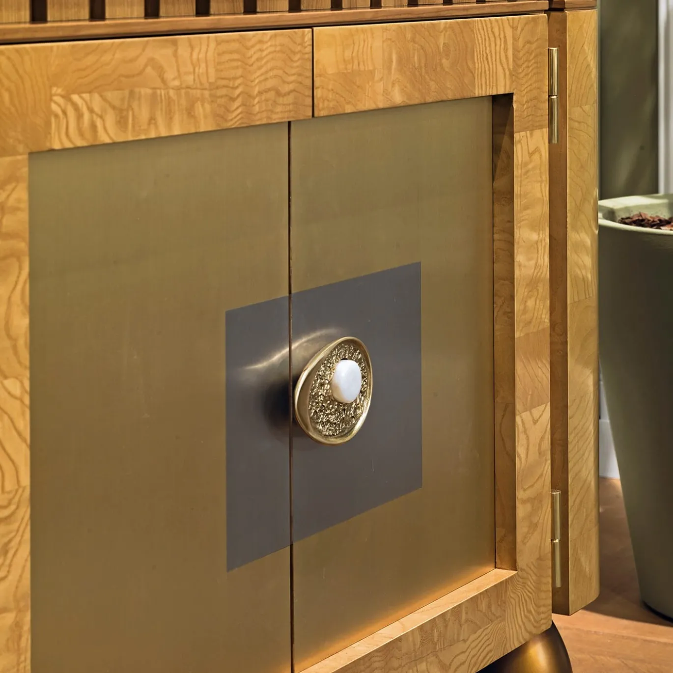 Credenza in radica di frassino