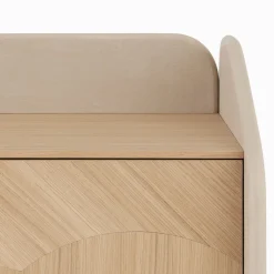 Credenza INTARSIO laccata marmorino con scocca in rovere naturale intarsiata a mano