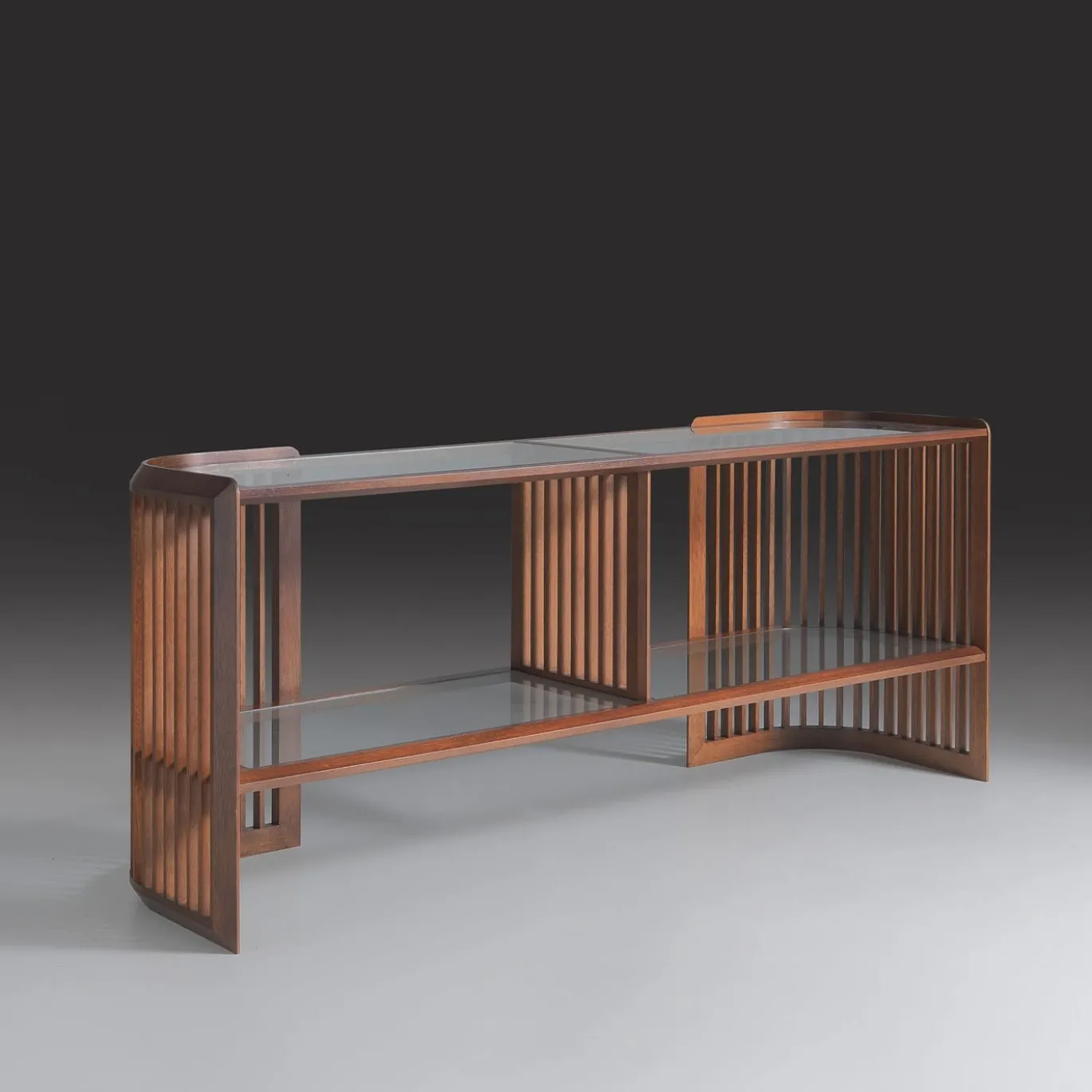 Credenza Iroko con ripiani in cristallo