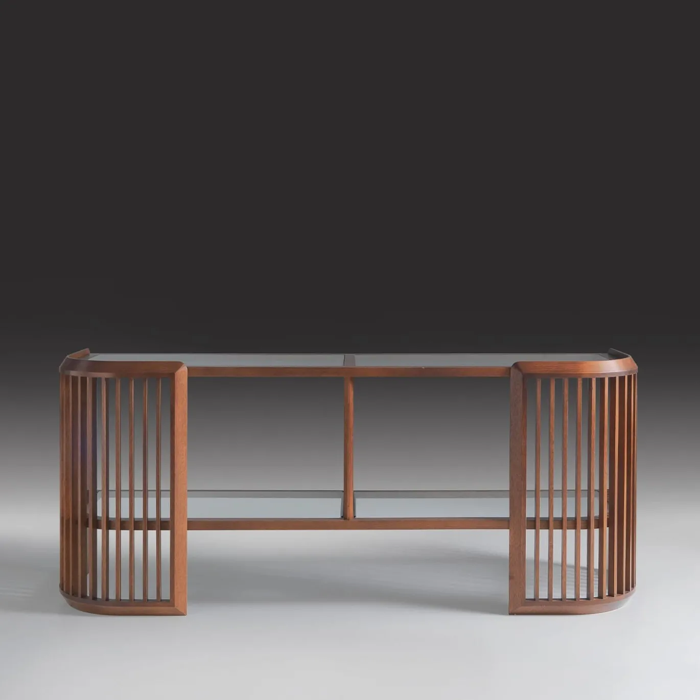 Credenza Iroko con ripiani in cristallo