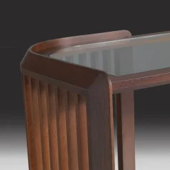 Credenza Iroko con ripiani in cristallo