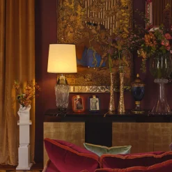 Credenza Kataï oro con piano in marmo nero di Guinea