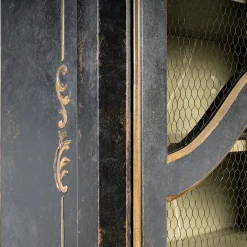Credenza Padua Hutch Nera con rami verdi in crescita