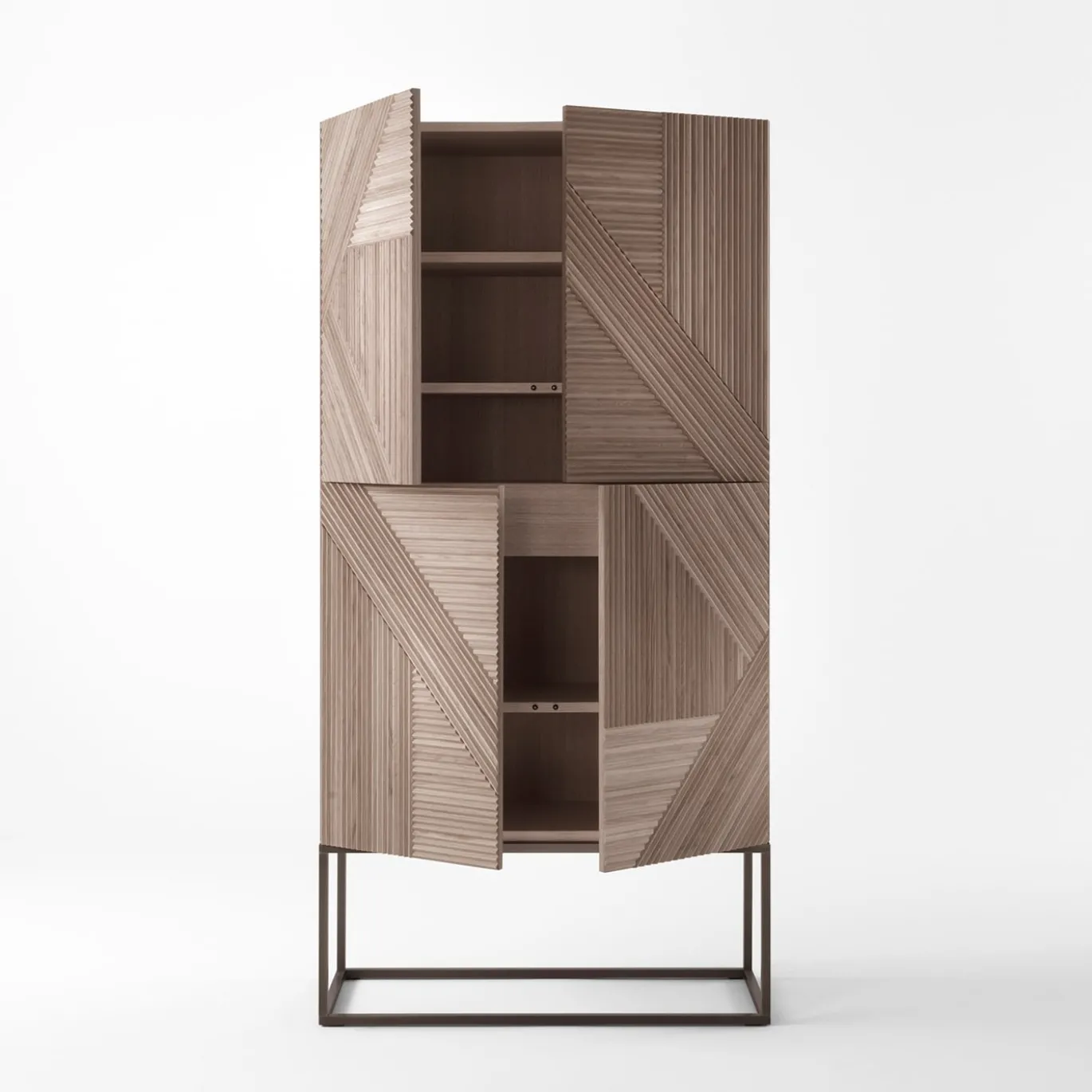 Credenza Stripes in legno naturale con base in ottone