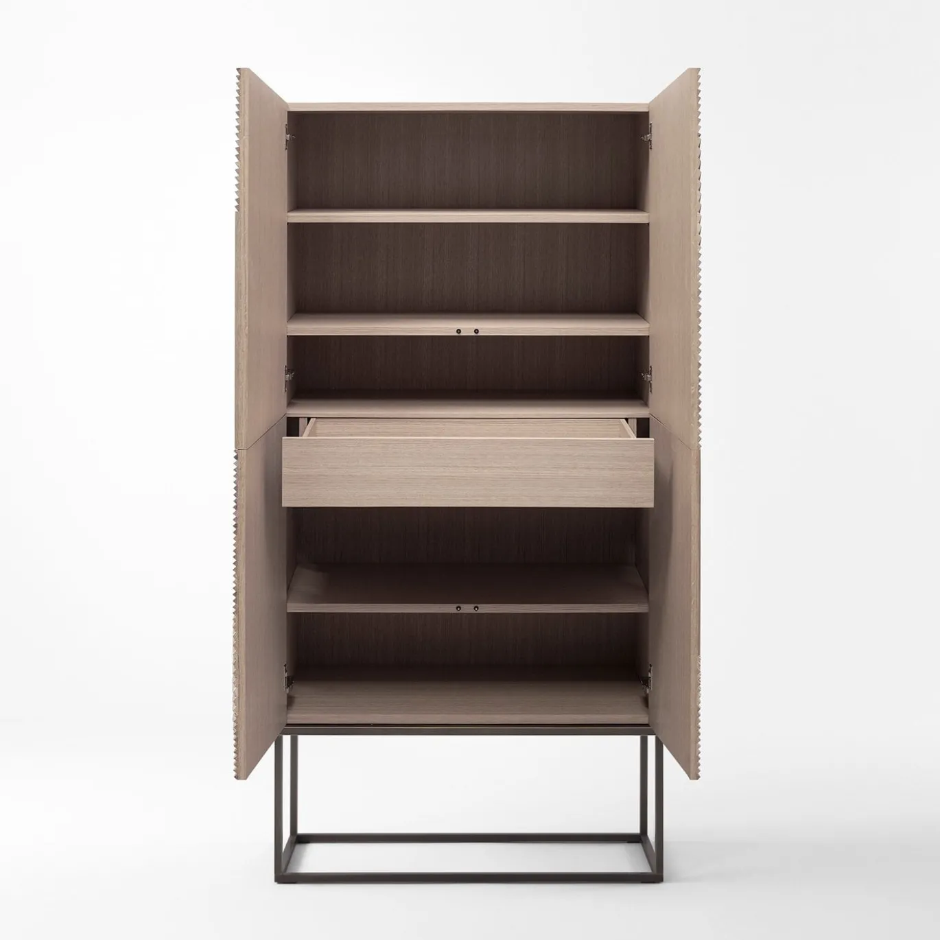 Credenza Stripes in legno naturale con base in ottone