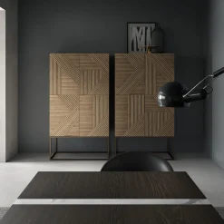 Credenza Stripes in legno naturale con base in ottone