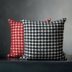 Cuscino Armoise quadrato in bouclé bianco e nero a pois