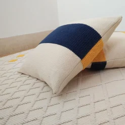 Cuscino bifacciale ecrù, giallo e blu