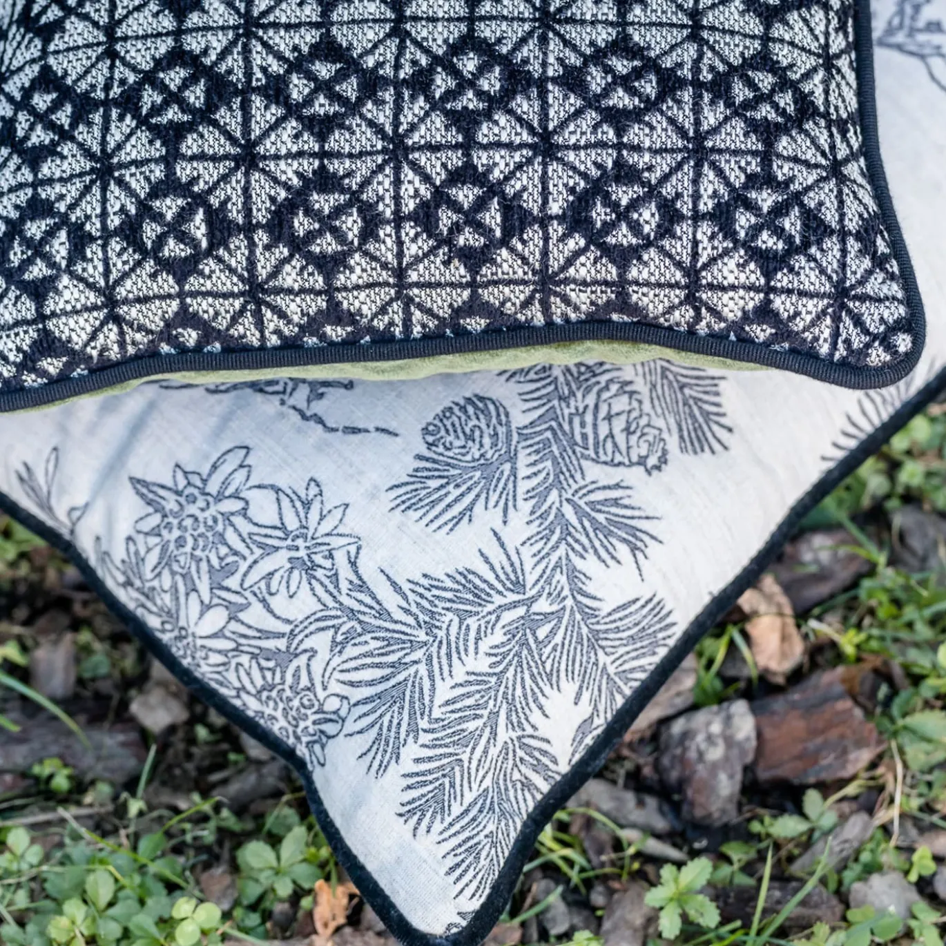 Cuscino Carrè bianco e nero in tessuto jacquard geometrico