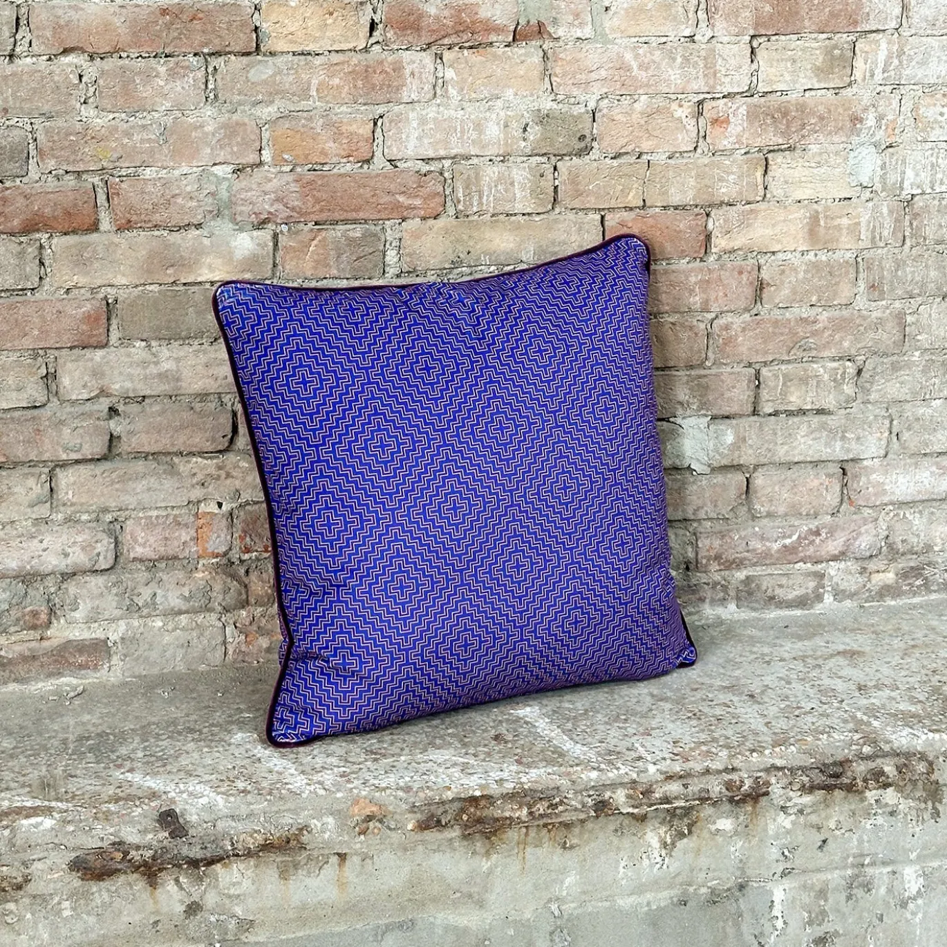 Cuscino Ducale in velluto con motivo viola