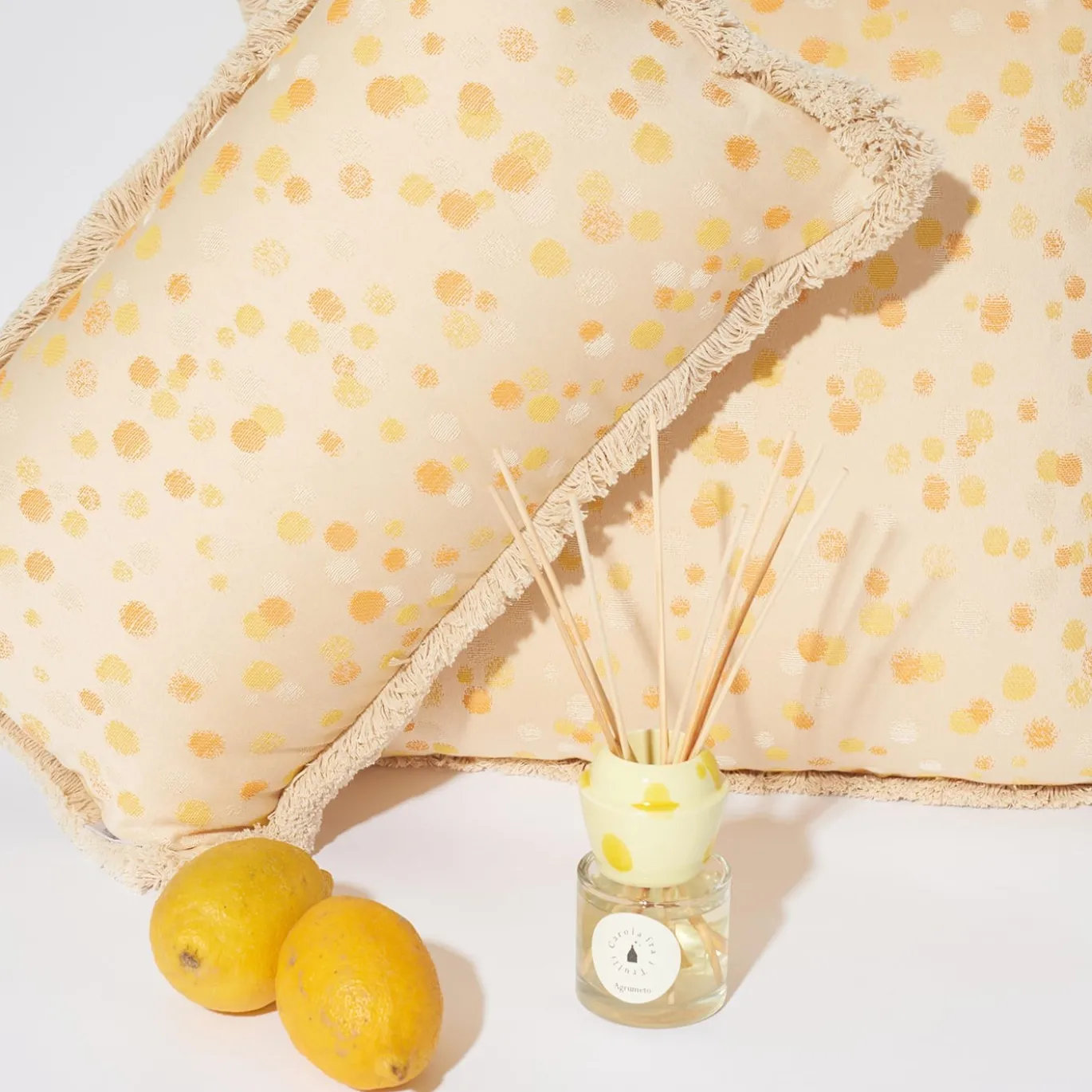 Cuscino grande con frange color crema e giallo